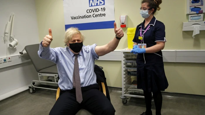 Boris Johnson s-a vaccinat cu AstraZeneca / FOTO via News.ro