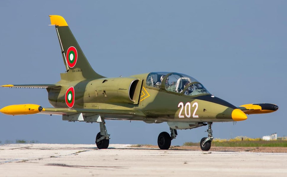 Un avion militar s-a prăbuşit în Bulgaria. Cei doi piloți au murit