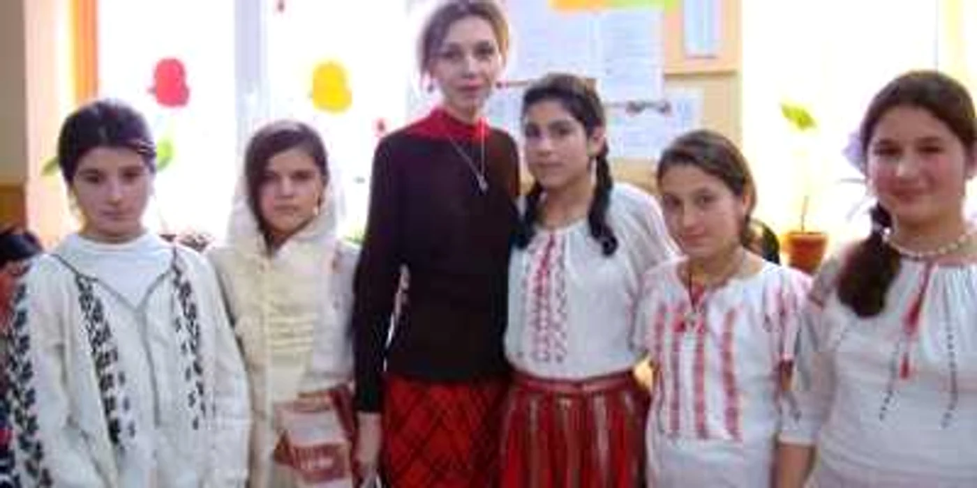 Profesoara Petruţa Cain împreună cu copiii din Ţăcău