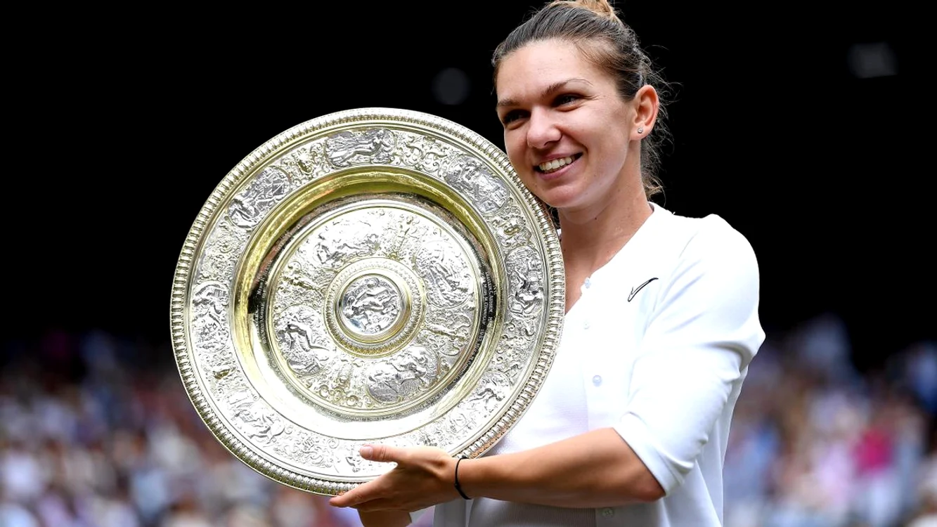 Simona Halep cu trofeul cucerit la Wimbledon, în 2019 (FOTO: Facebook)