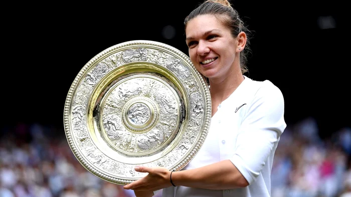 Simona Halep cu trofeul cucerit la Wimbledon, în 2019 (FOTO: Facebook)