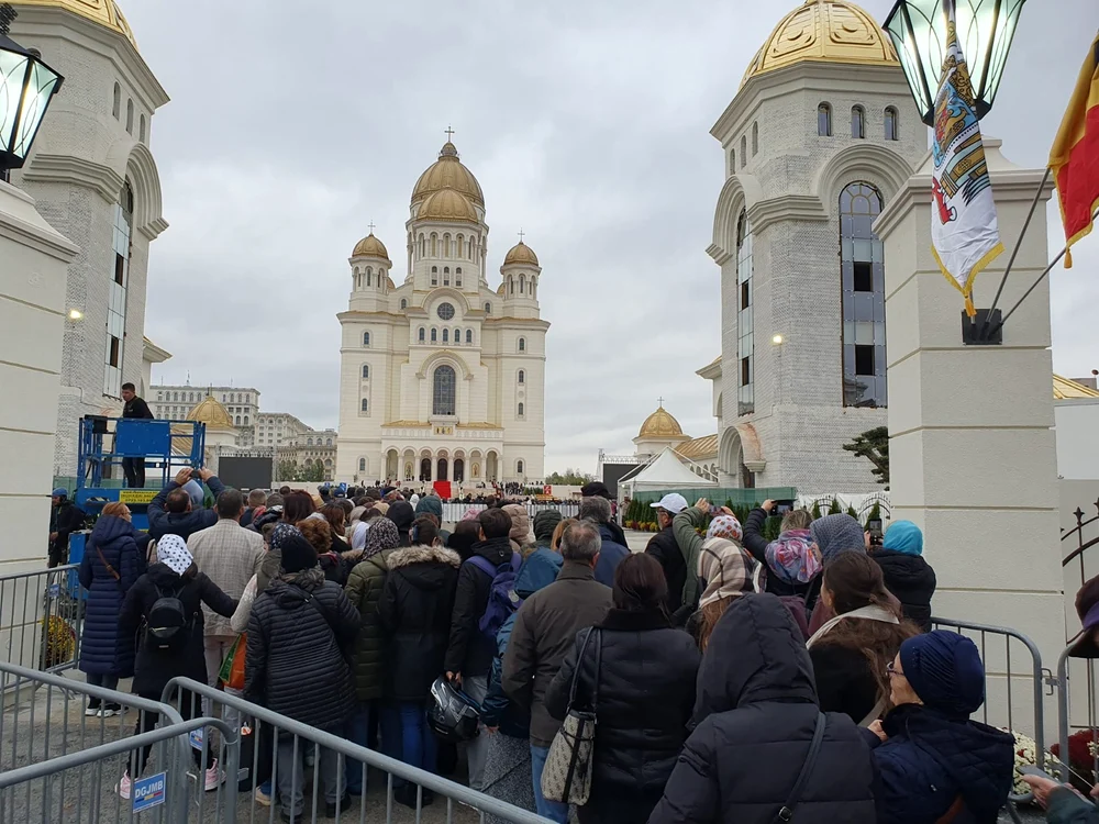 10.000 de oameni au asistat la sfinţirea catedralei, duminică, şi de atunci vin valuri-valuri