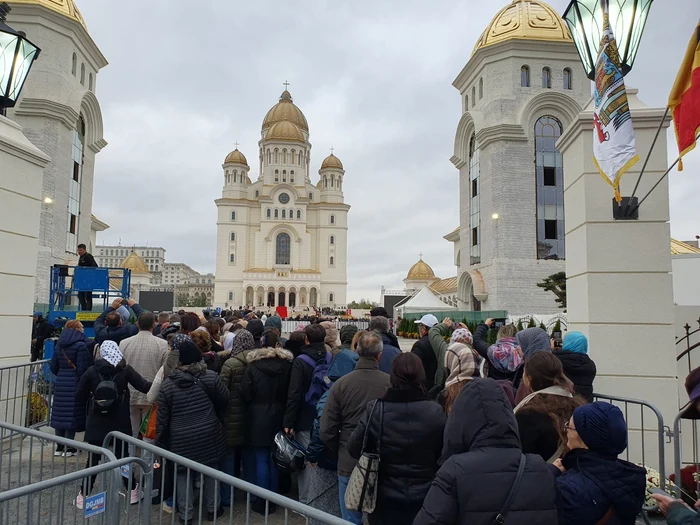 10.000 de oameni au asistat la sfinţirea catedralei,  duminică, şi de atunci vin valuri-valuri