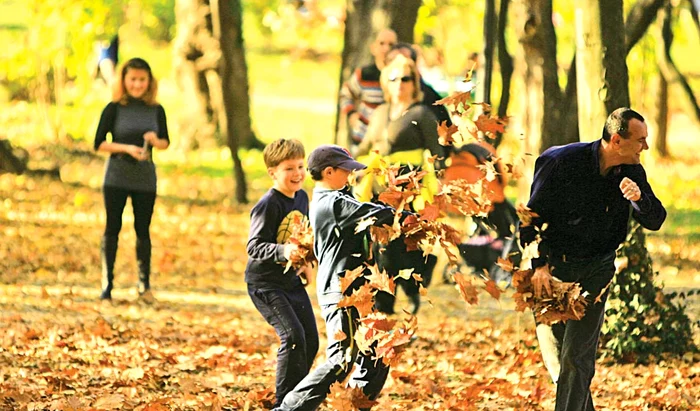 
    Copiii se vor putea  juca în parc până în  noiembrie, când sunt  anunţate 16 grade  
