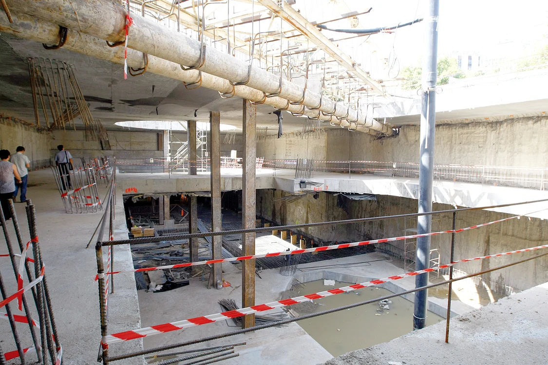 
    Dispusă pe 4 niveluri,  staţia Eroilor 2 are o adâncime  de circa 17,5 metriFotografii: David Muntean   