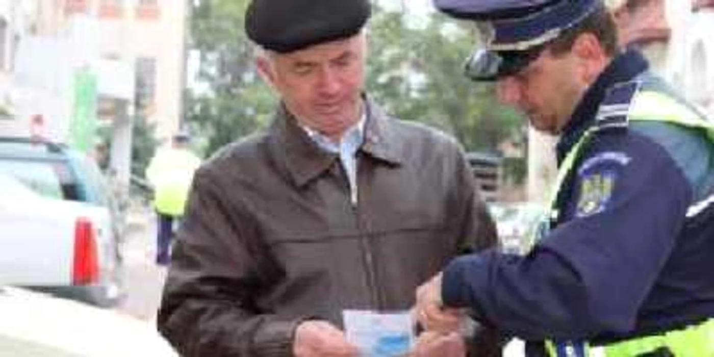 Poliţiştii au împărţit materiale informative despre prevenirea furturilor