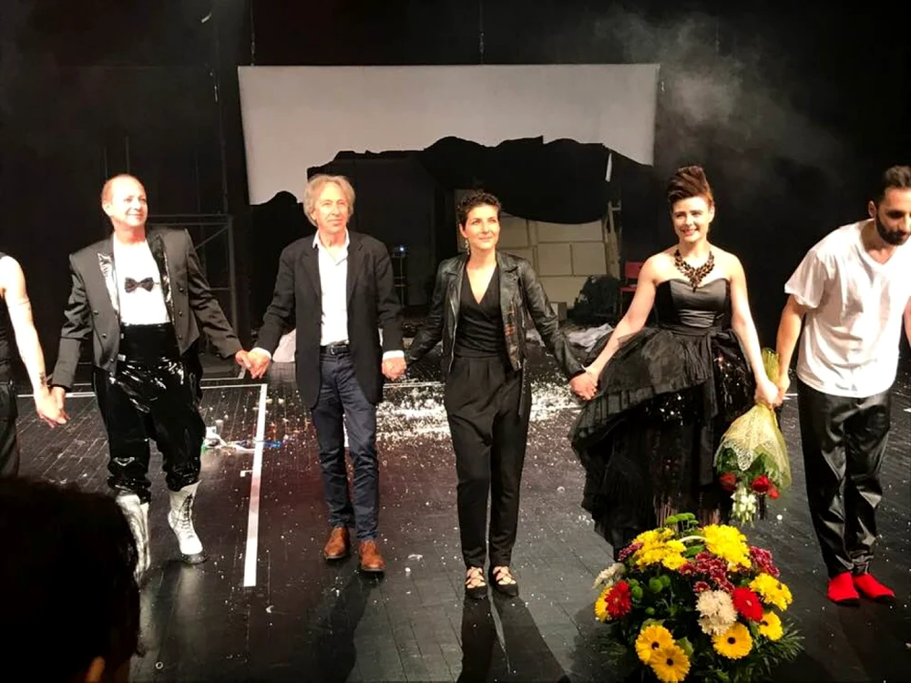 Premiera mondială a piesei Crăciunul Preşedintelui la Râmnicu Vâlcea semnată de Pascal Bruckner şi regizată de Chris Simion Mercurian Foto Teatrul Anton Pann