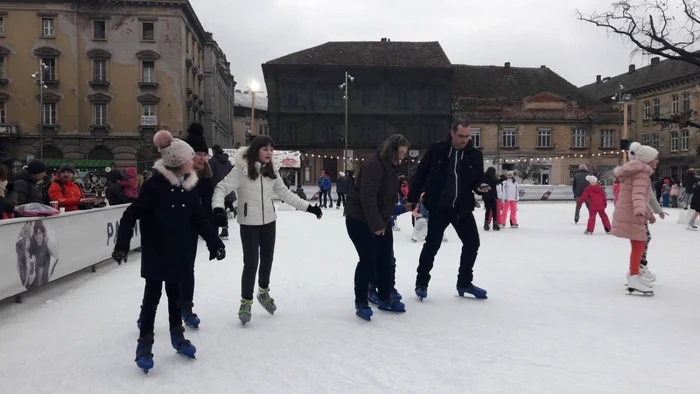 Patinoarul din Piaţa Libertăţii FOTO Ş.Both