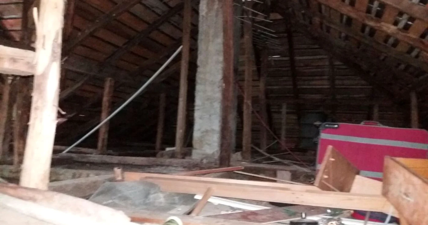 Fratele mai mic al copilei a găsit-o spânzurată în podul casei