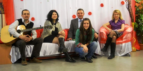 Petru Făgăraş, Nick Iosub, Virginia Smărăndiţa Brăescu şi eleva Alina Bratu împreună cu realizatoarea Dorina Roman