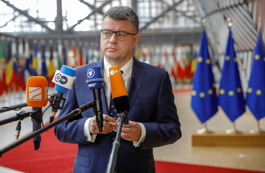 O maşină în care se afla ministrul eston de Externe a luat foc în timpul unei vizite la Kiev