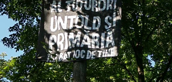 Un banner a fost desfăşurat într-un copac din Parcul Mare.