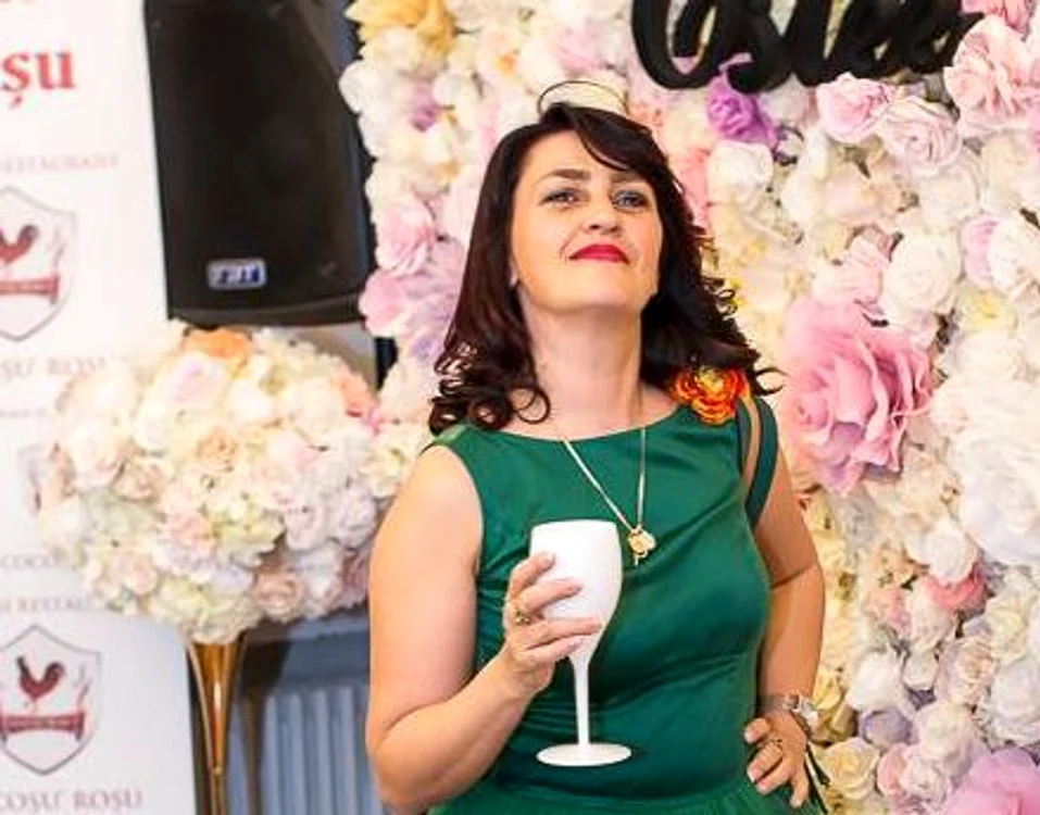 
    Vedeta și-a vopsit părul în nuanțe de roșcatfoto: Arhiva Personală  
