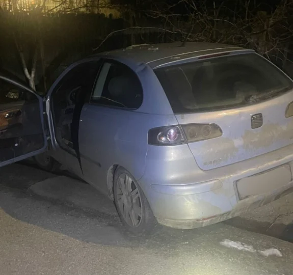 Tânăr de 21 de ani, prins după ce a fugit de poliție: a sărit din mașina aflată în mers și a intrat într-o gospodărie, încercând să se ascundă