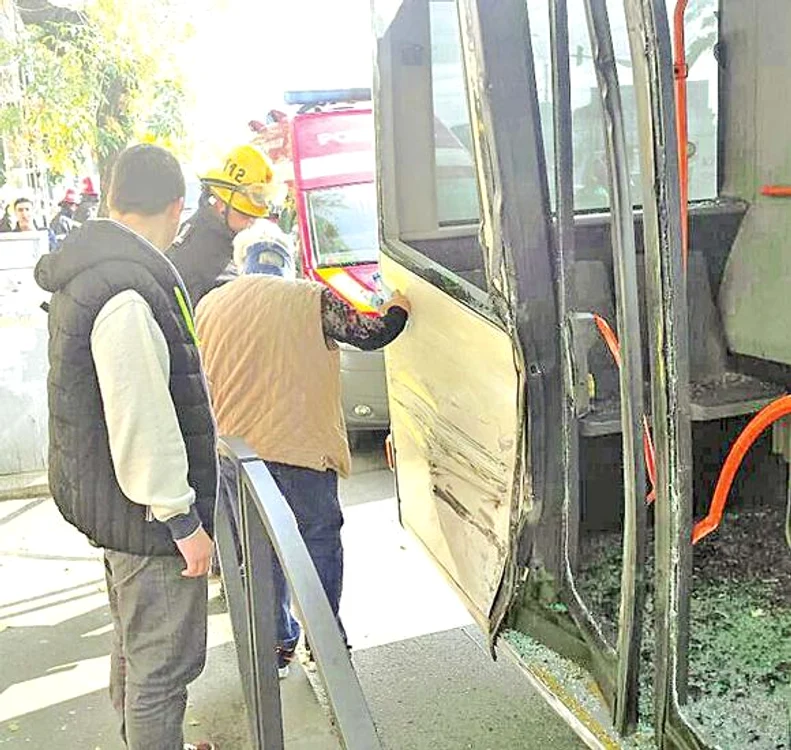 Cântăreaţa Ellie White este fericită alături de băiatul şi de logodnicul ei