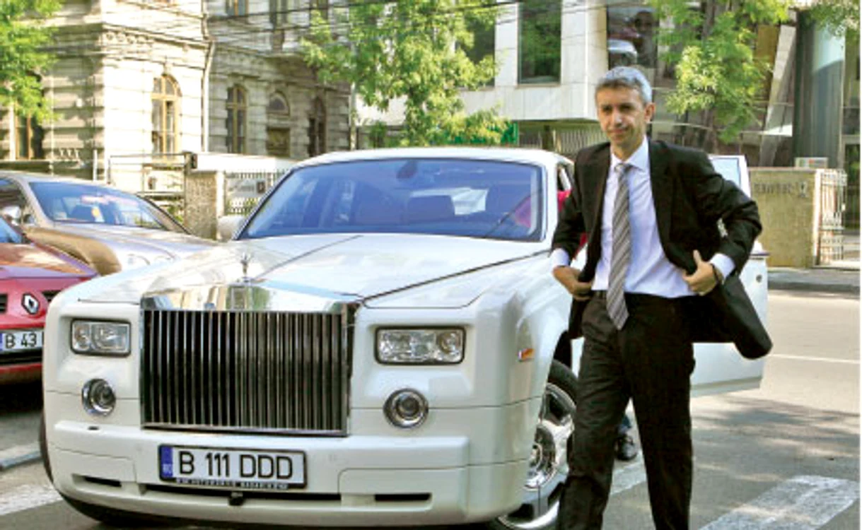 Dan Diaconescu alături de una dintre mașinile sale de lux 
