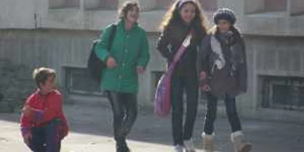 Elevii au plecat luni de la şcoală cu ghiozdanele pline cu mere
