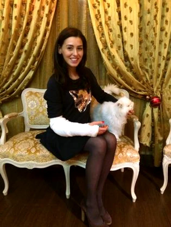 Patricia de la Amadeus, cu mâna în ghips, după vizita la Spitalul de Urgenţă