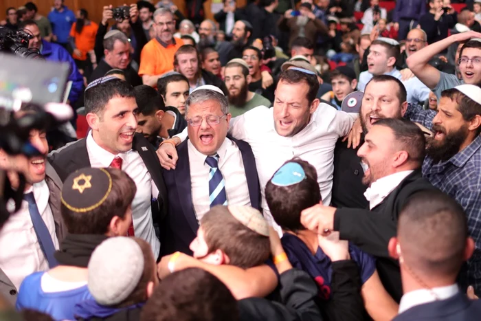 Ministrul Itamar Ben Gvir (în centrul imaginii) dansează la conferința extremei drepte FOTO EPA-EFE