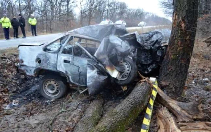 Maşina unui tânăr din Dolj a luat foc
după impactul violent cu un copac