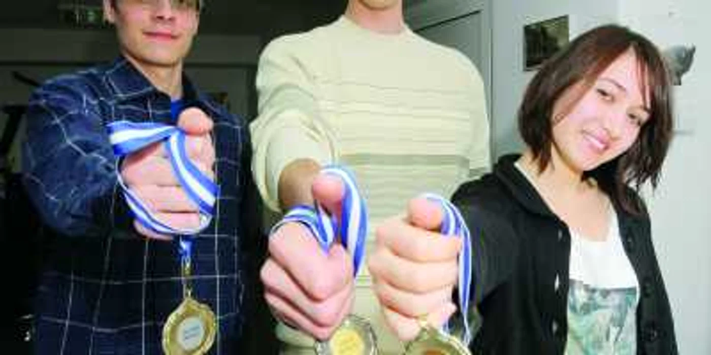 Paul Sârbu (stânga), Cătălin Palcu şi Adriana Bafu au luat aurul, argintul şi bronzul la Olimpiada Internaţională din Bulgaria