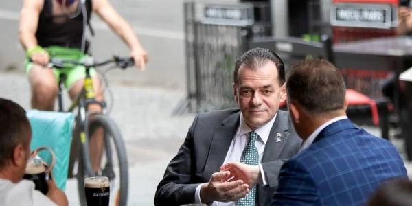 ludovic orban centrul vechi terasa 6 iunie 2020 foto facebook guvernul romaniei
