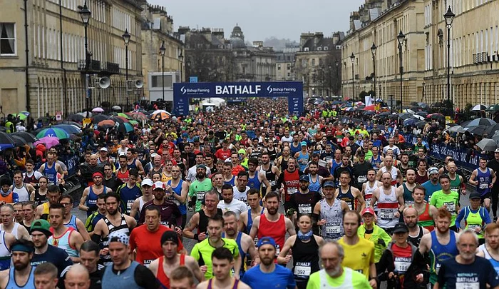 6.200 de alergători s-au aliniat la startul Semi-Maratonului de la BathFoto: EPA-EFE