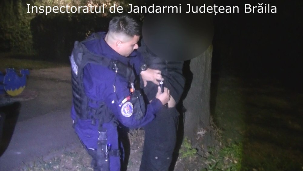 Cu baionetă și sabie, la plimbare în Brăila. Doi băieți au fost prinși într-un parc VIDEO