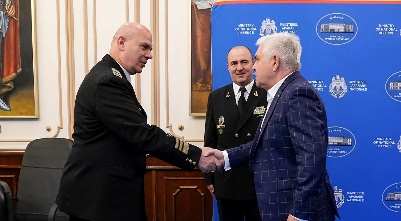 Contraamiralul Kiril Mihaylov și Angel Tîlvar, ministrul Apărării FOTO: FB/Angel Tîlvar