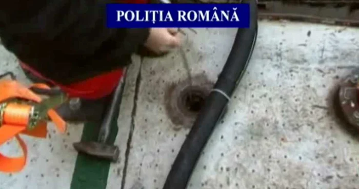 Motorina traficată pe Dunăre, confiscată de anchetatori FOTO Captură video Poliţia Română