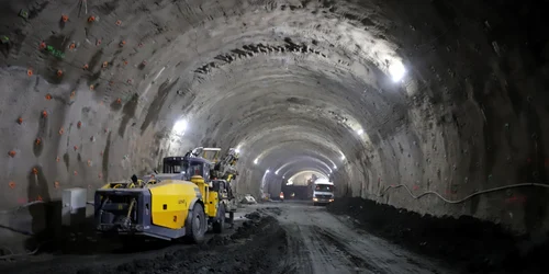 Autostrada cu tuneluri din vestul României  Tunelurile de la Holdea  Foto Daniel Guță  ADEVĂRUL (59) JPG