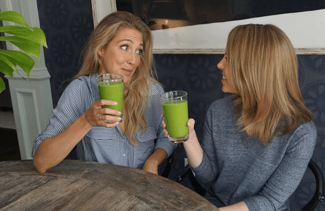Două femei frumoase care stau la o masă și beau smoothie cu spanac Captură video YouTube