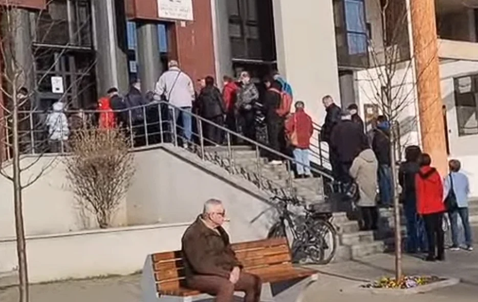 Coadă uriașă la plata taxelor și impozitelor în Alba Iulia. Oameni au așteptat ore întregi la rând pentru a prinde reducerea de 10%