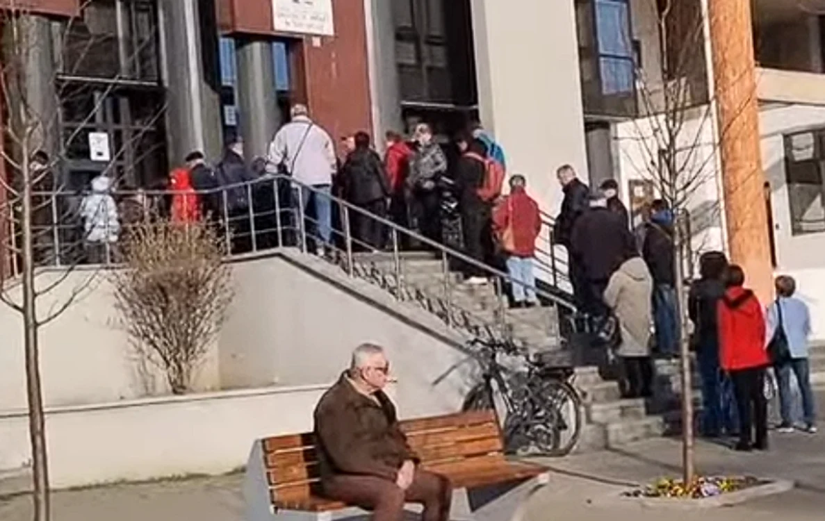 Oamenii au așteptat ore întregi la rând. FOTO captură video Ziarul Unirea