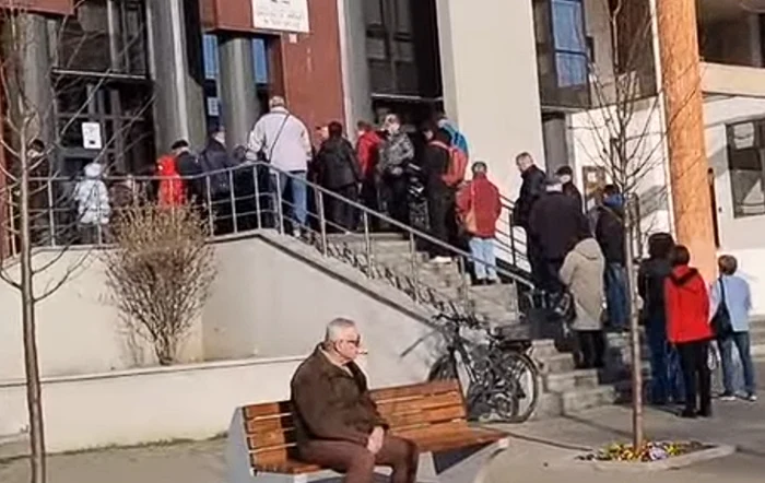 Oamenii au așteptat ore întregi la rând. FOTO captură video Ziarul Unirea