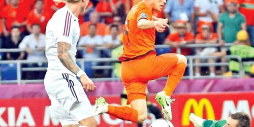 Huntelaar (în portocaliu) e anunţat titular în partida contra Germaniei