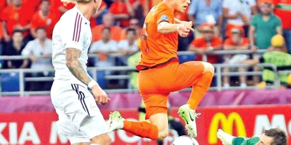 Huntelaar (în portocaliu) e anunţat titular în partida contra Germaniei  