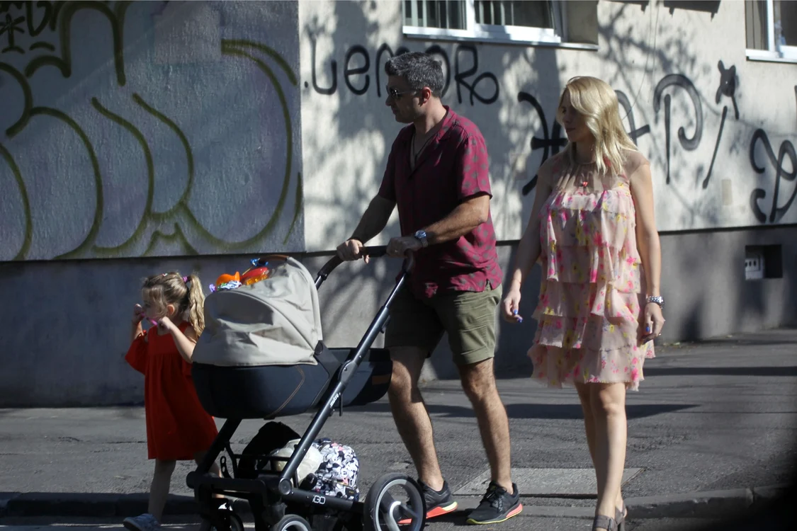 
    Cornel Ilie a ieșit la plimbare cu familia lui frumoasă Foto: Mihai Ionescu   