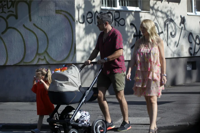 
    Cornel Ilie a ieșit la plimbare cu familia lui frumoasă Foto: Mihai Ionescu   