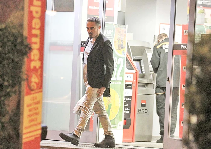 Click! l-a surprins pe actor noaptea, la cumpărături