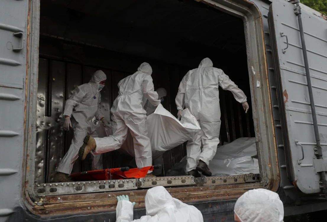 Cadavre ale soldaților ruși strânse de ucraineni FOTO EPA-EFE