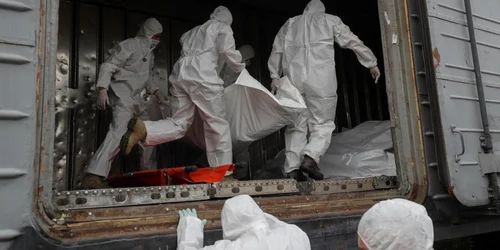 Cadavre ale soldaților rusi stranse de ucraineni FOTO EPA EFE jpg