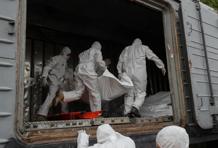 Cadavre ale soldaților ruși strânse de ucraineni FOTO EPA-EFE