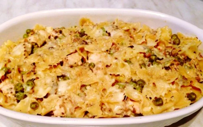 Farfale cu mazăre şi pui