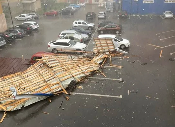 Acoperișuri smulse de vânt FOTO: Meteoplus