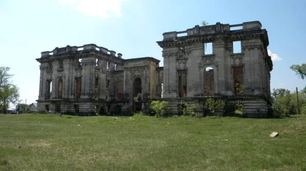 Neştiuta poveste a Micului Trianon de la Floreşti, „bolnavul“ suferind de cancer al pietrei, infestat cu bacilul Koch jpeg