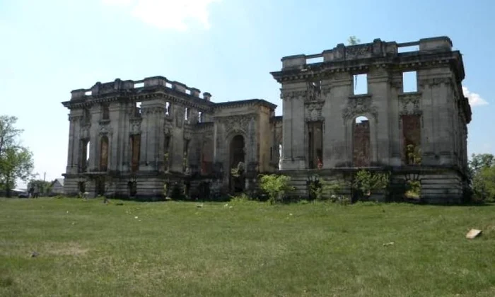 Neştiuta poveste a Micului Trianon de la Floreşti, „bolnavul“ suferind de cancer al pietrei, infestat cu bacilul Koch jpeg