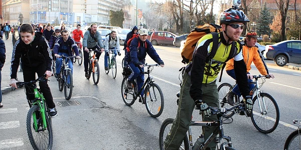 Bicicliştii îşi dau întâlnire în faţa primăriei