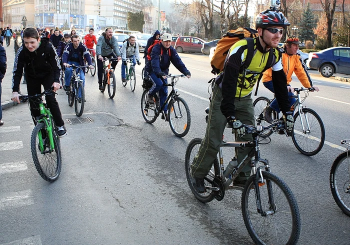 Bicicliştii îşi dau întâlnire în faţa primăriei