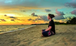 femeie plaja rasarit meditatie jpeg